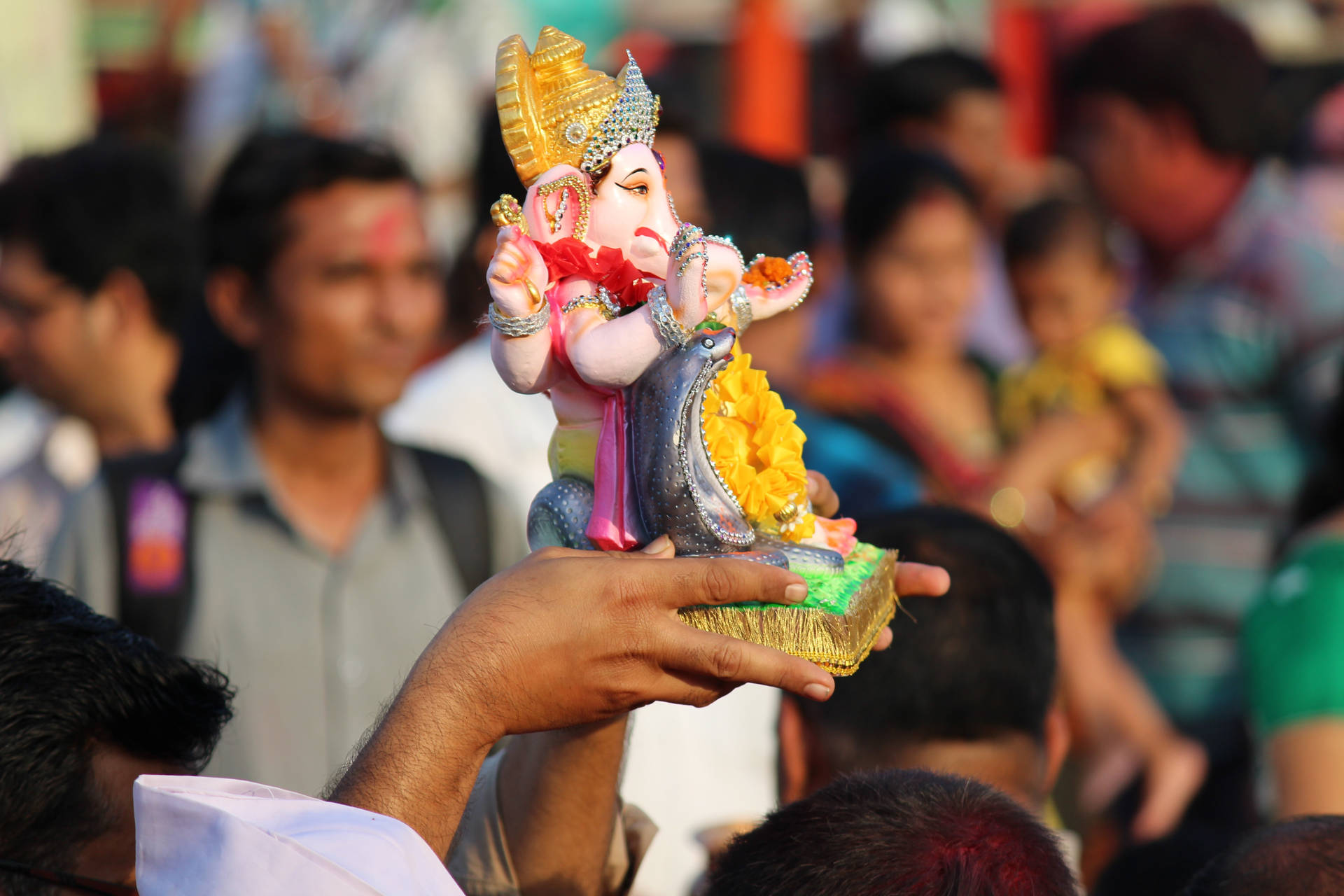 Sosteniendoa Ganesh En 4k Fondo de pantalla