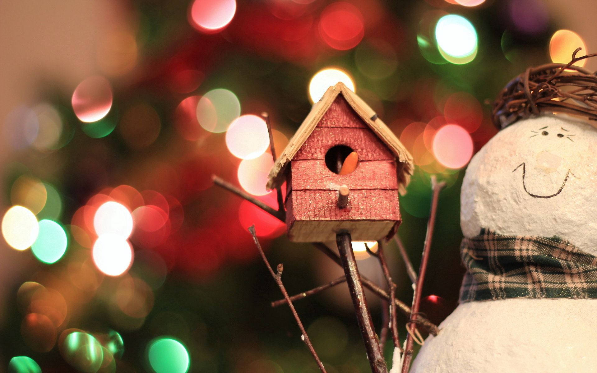 Spread the winter cheer with this beautifully crafted birdhouse, complete with a snowman. Wallpaper