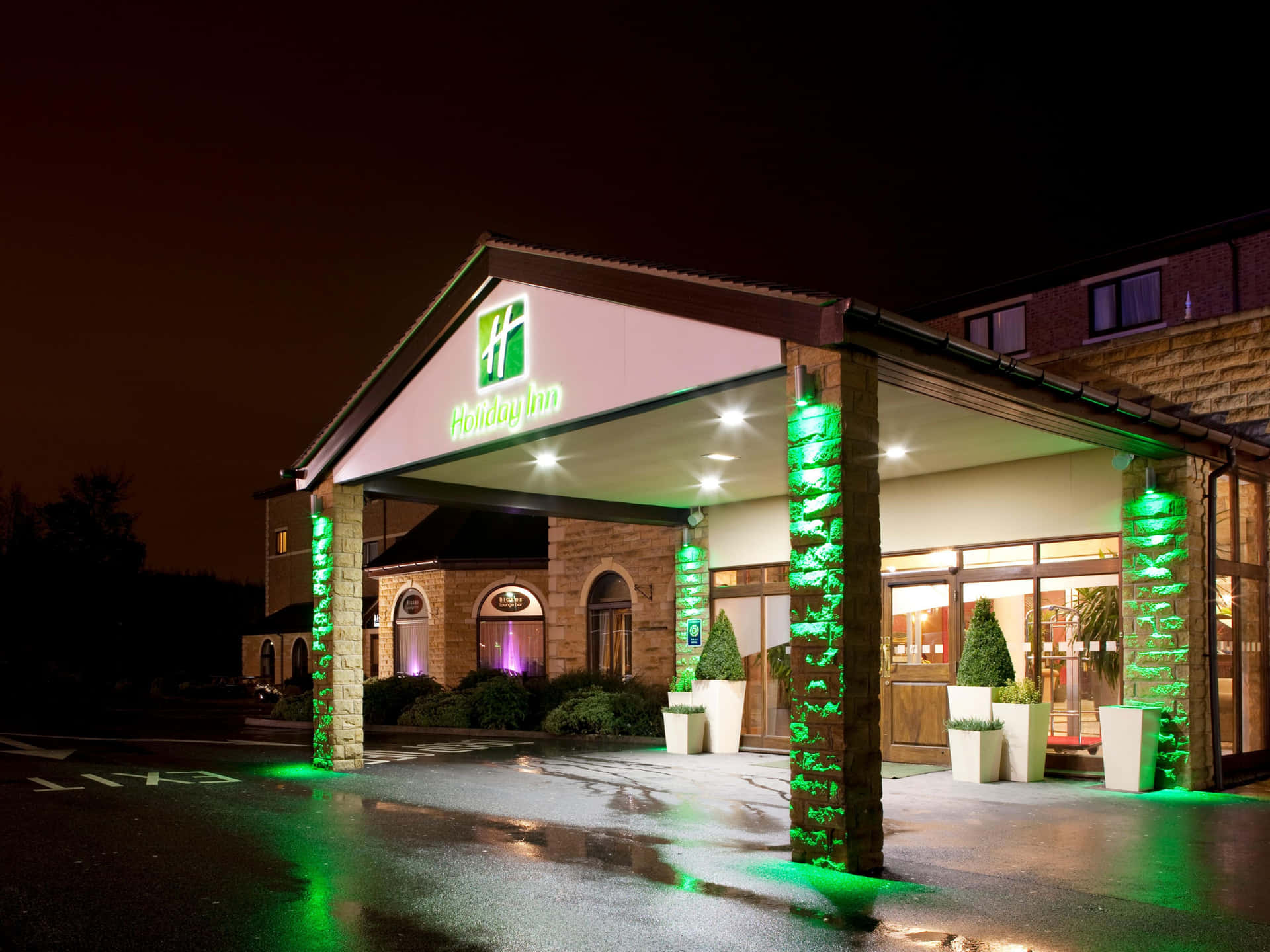 Holiday Inn Hotel Exterior Night Wallpaper