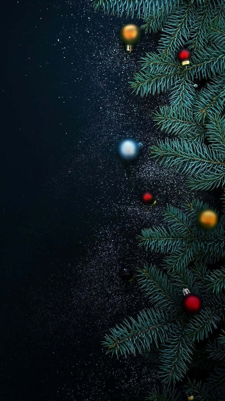 Weihnachtskranzund Kugeln Feiertags- Iphone Hintergrund Wallpaper
