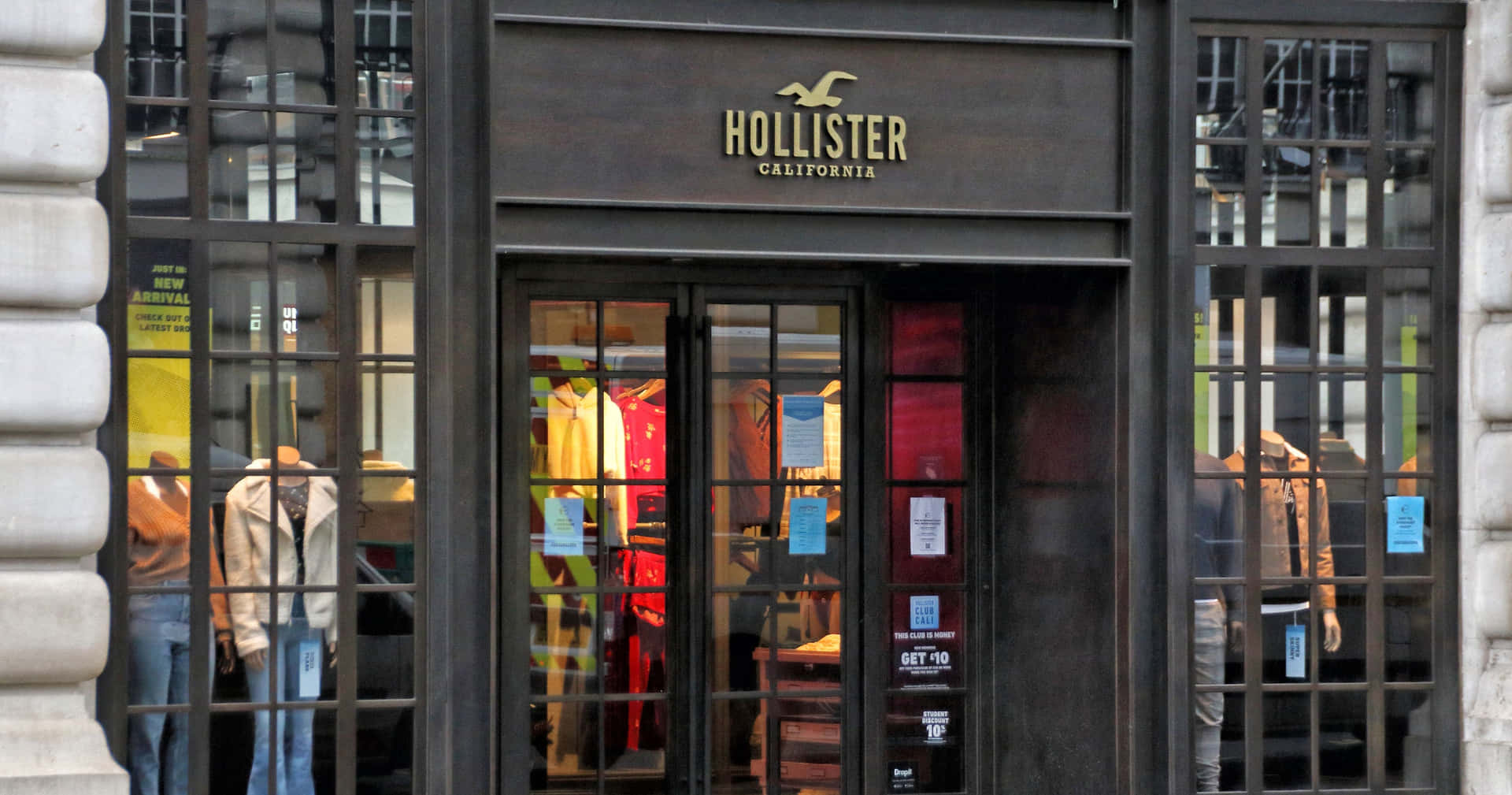 Feel the California Vibe with Hollister
