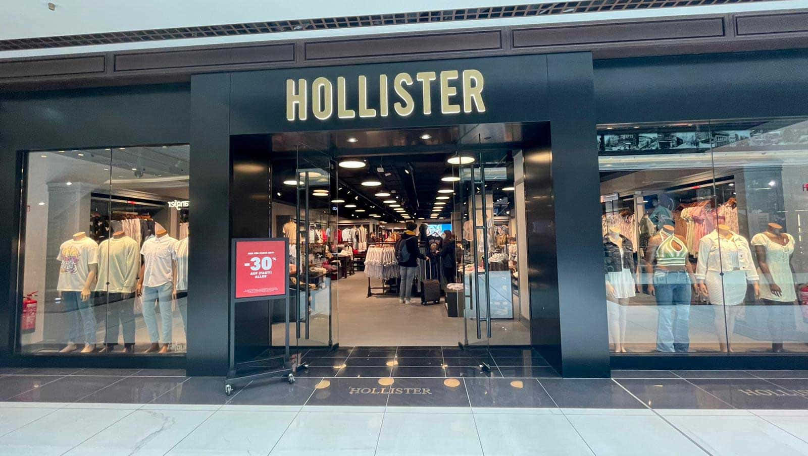 Hollisterbutik I En Indkøbscenter Med Et Skilt.