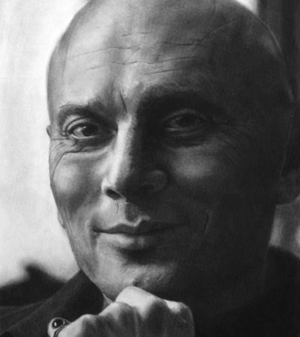 Hollywood Actor Yul Brynner Black And White Close Up Shot Wallpaper