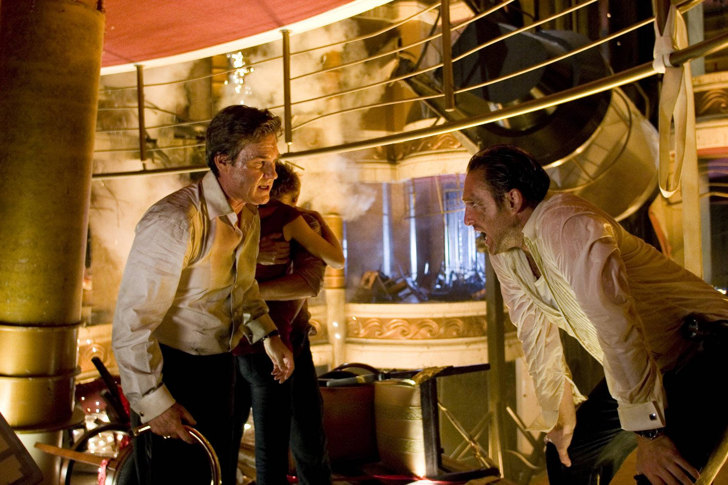 Hollywoodactors Kurt Russell Y Josh Lucas En Poseidon Aún Fondo de pantalla
