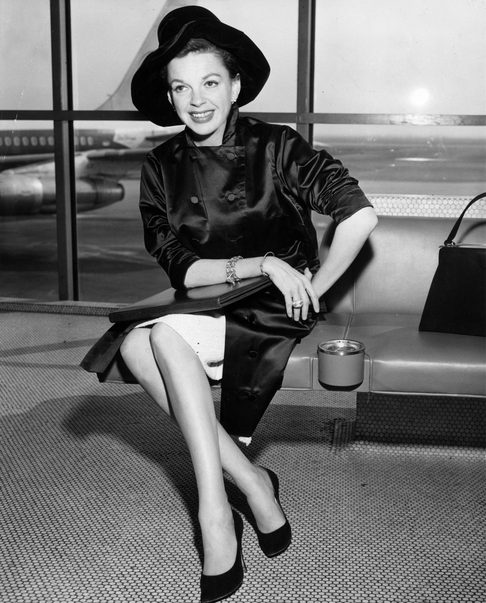Hollywood Skuespiller Judy Garland Ved Lufthavnen Photo Wallpaper Wallpaper