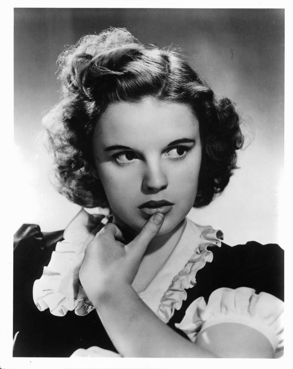 Hollywoodschauspielerin Judy Garland In Verführerischer Pose Wallpaper