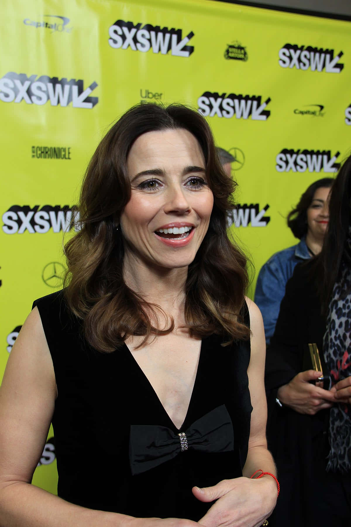 Hollywood Actress Linda Cardellini Radiant In Casual Chic Style Wallpaper