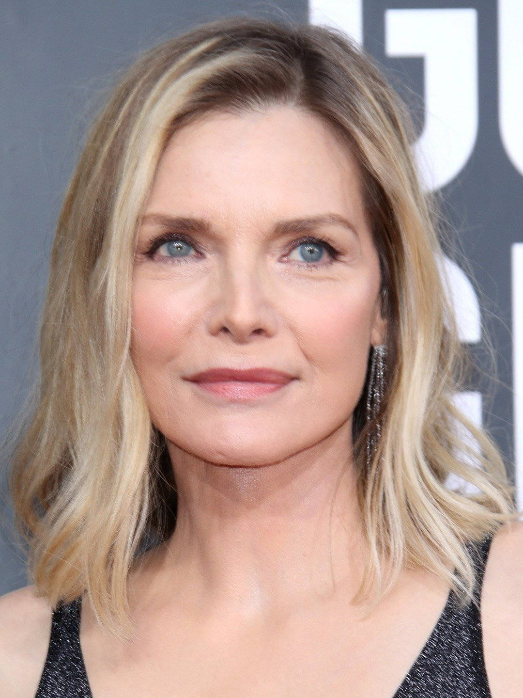 Hollywood Actress Michelle Pfeiffer Red Carpet Wallpaper