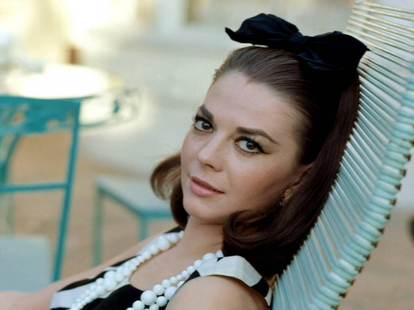 Hollywood Celebrity Natalie Wood In Classic Black And White Wallpaper