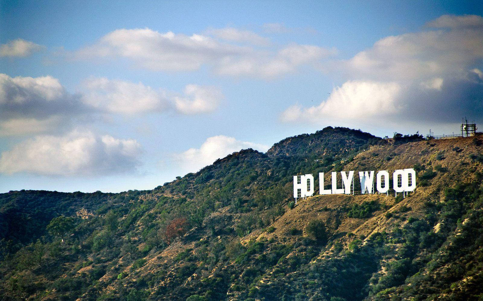 Hollywoodsign Peak Och Moln. Wallpaper