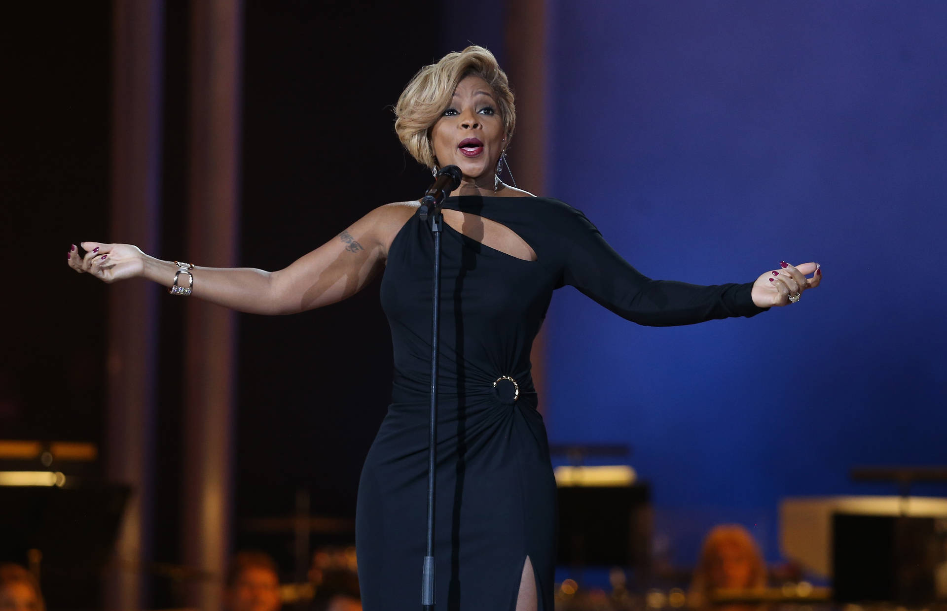 Hollywood Singer And Actress Mary J. Blige On Stage Wallpaper