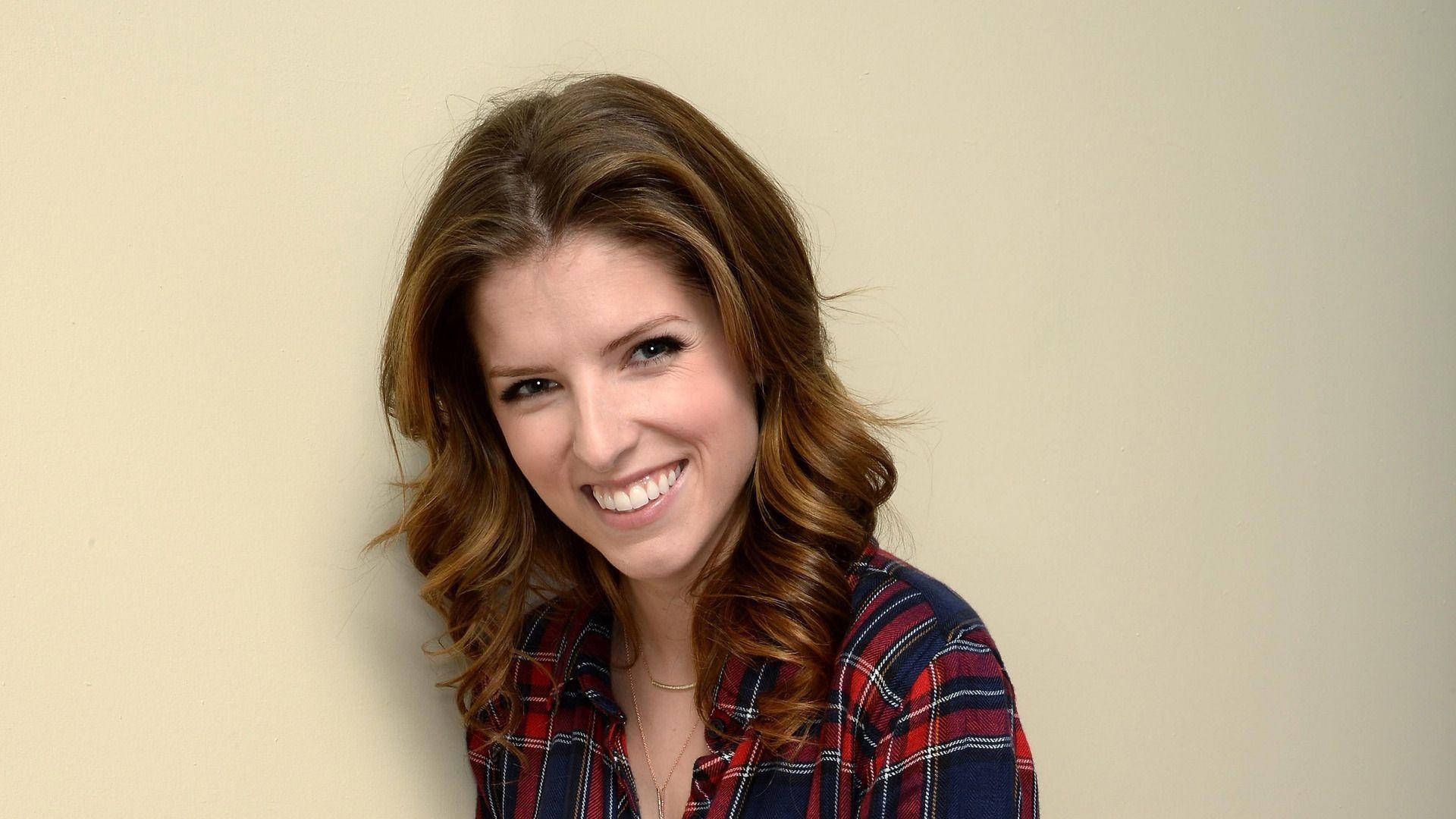 Hollywood Star Anna Kendrick Infectious Laughter Wallpaper