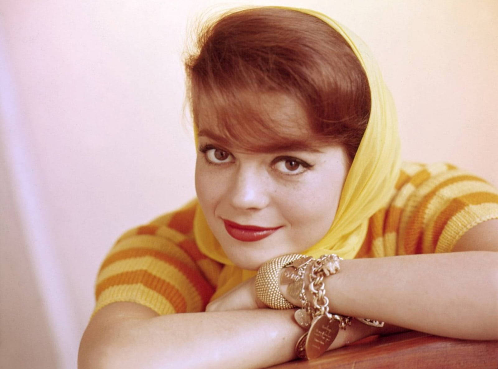 Hollywood Star Natalie Wood With A Vintage Style Wallpaper