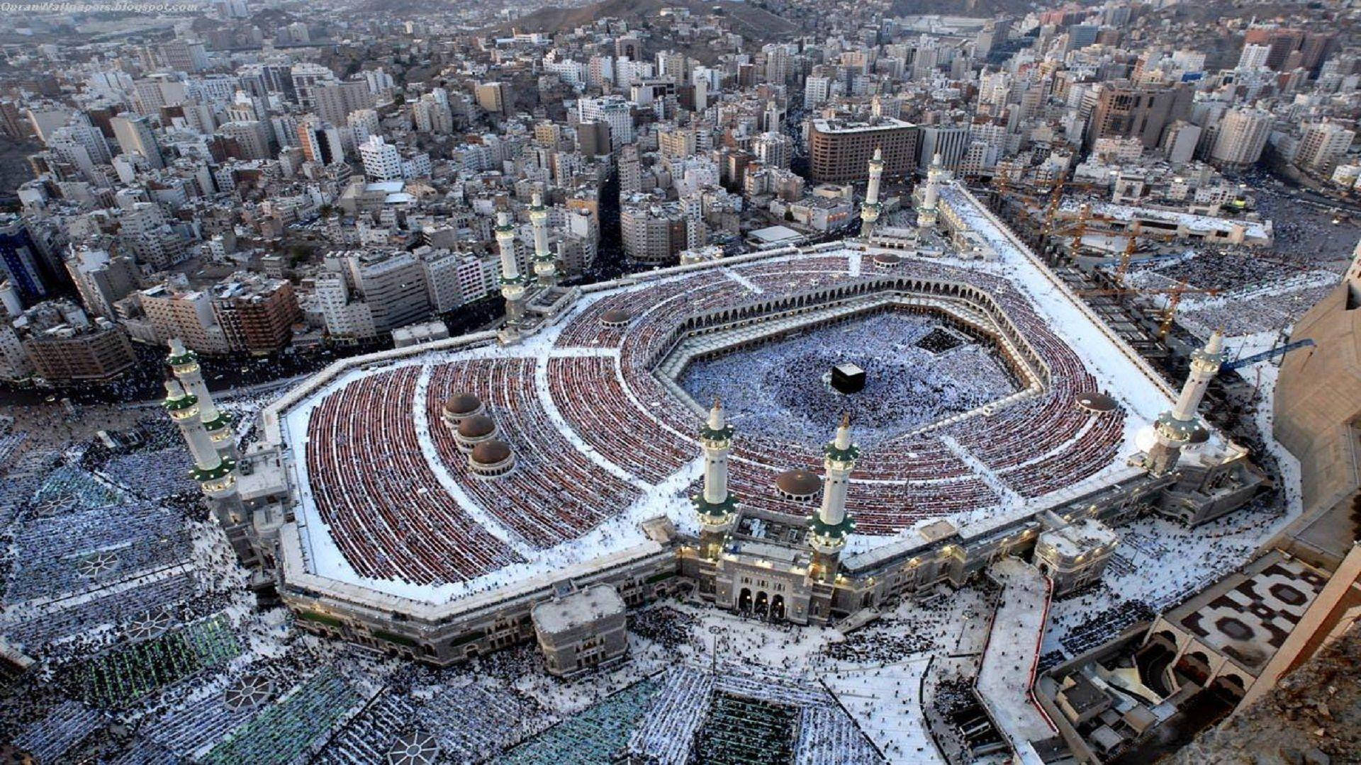 Majestic Overhead View of the Sacred Mosque in Makkah HD Wallpaper