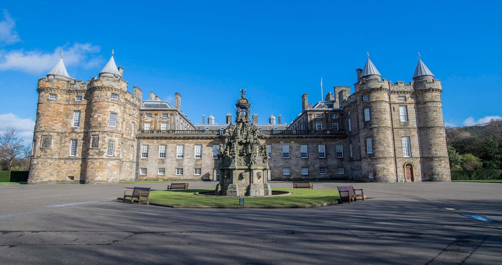 Holyrood Palace Exterior View Wallpaper