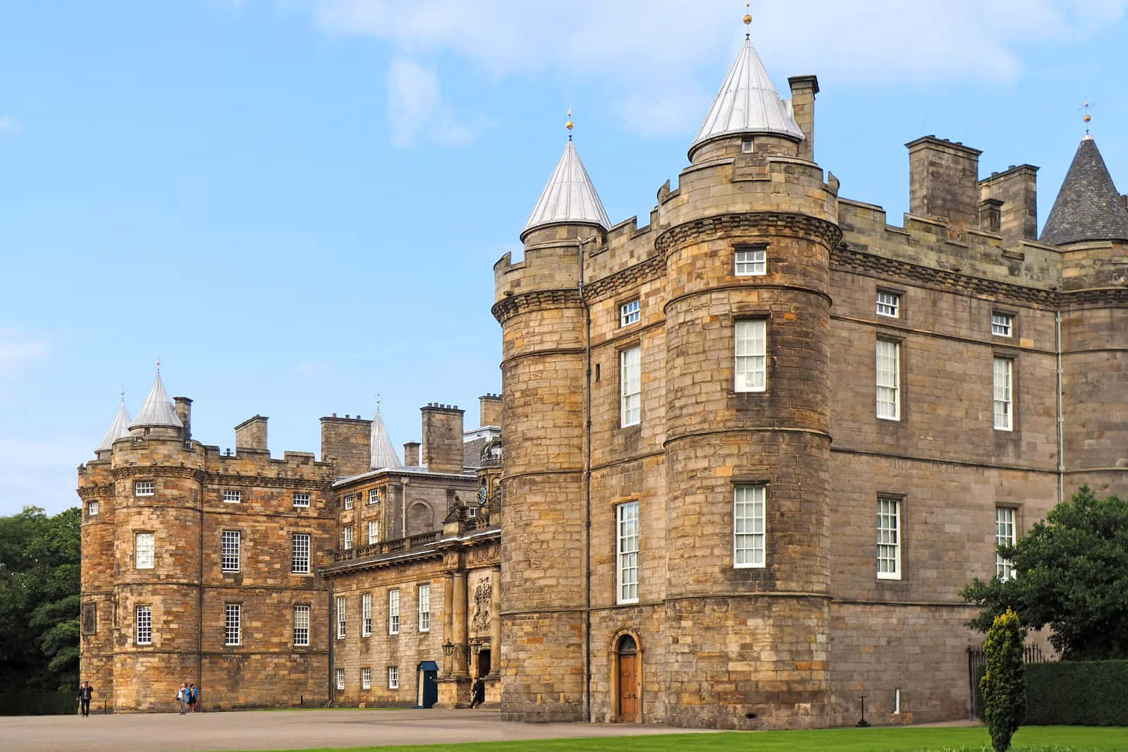 Holyrood Palace Exterior View Wallpaper