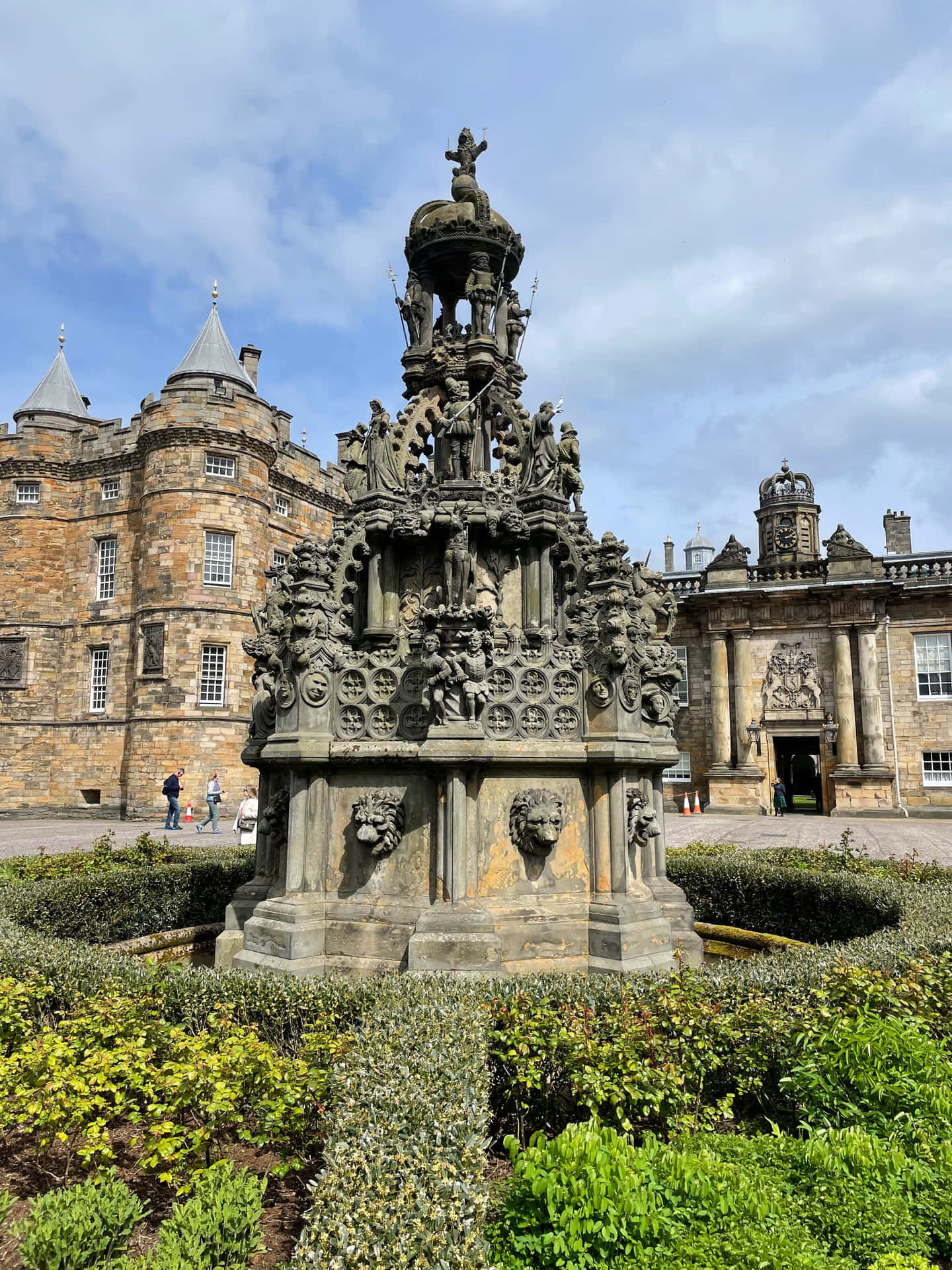 Holyrood Palace Fountain Edinburgh Wallpaper