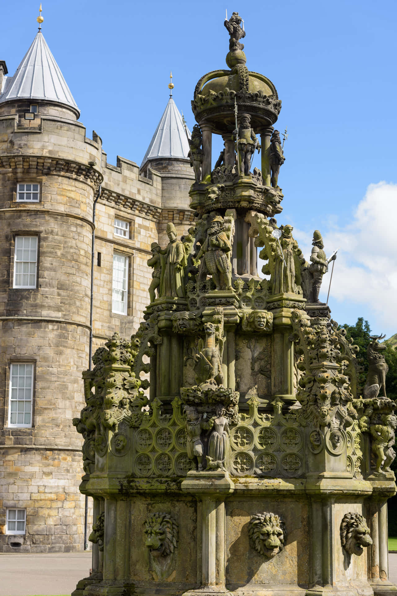 Holyrood Palace Fountain Edinburgh Wallpaper