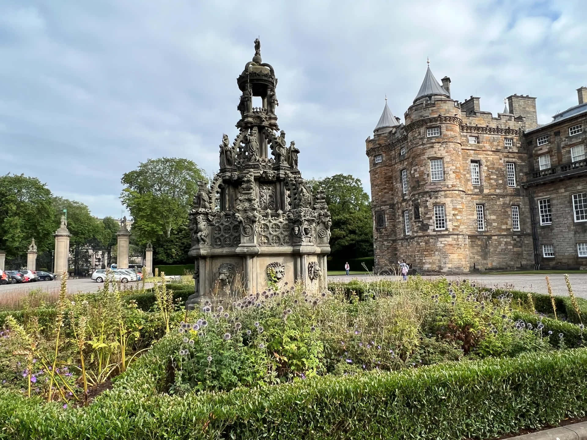Holyrood Palaceand Forecourt Fountain Wallpaper