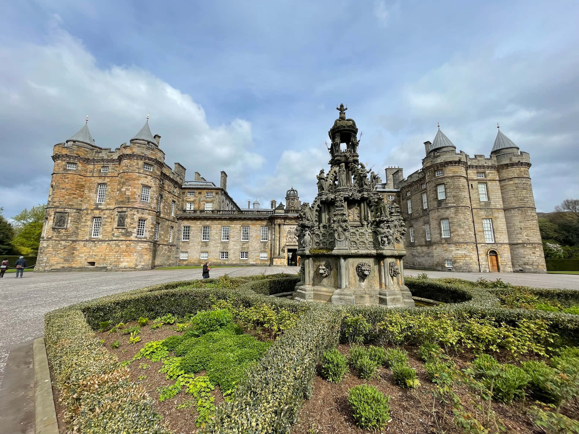 Holyrood Palaceand Fountain Edinburgh Wallpaper