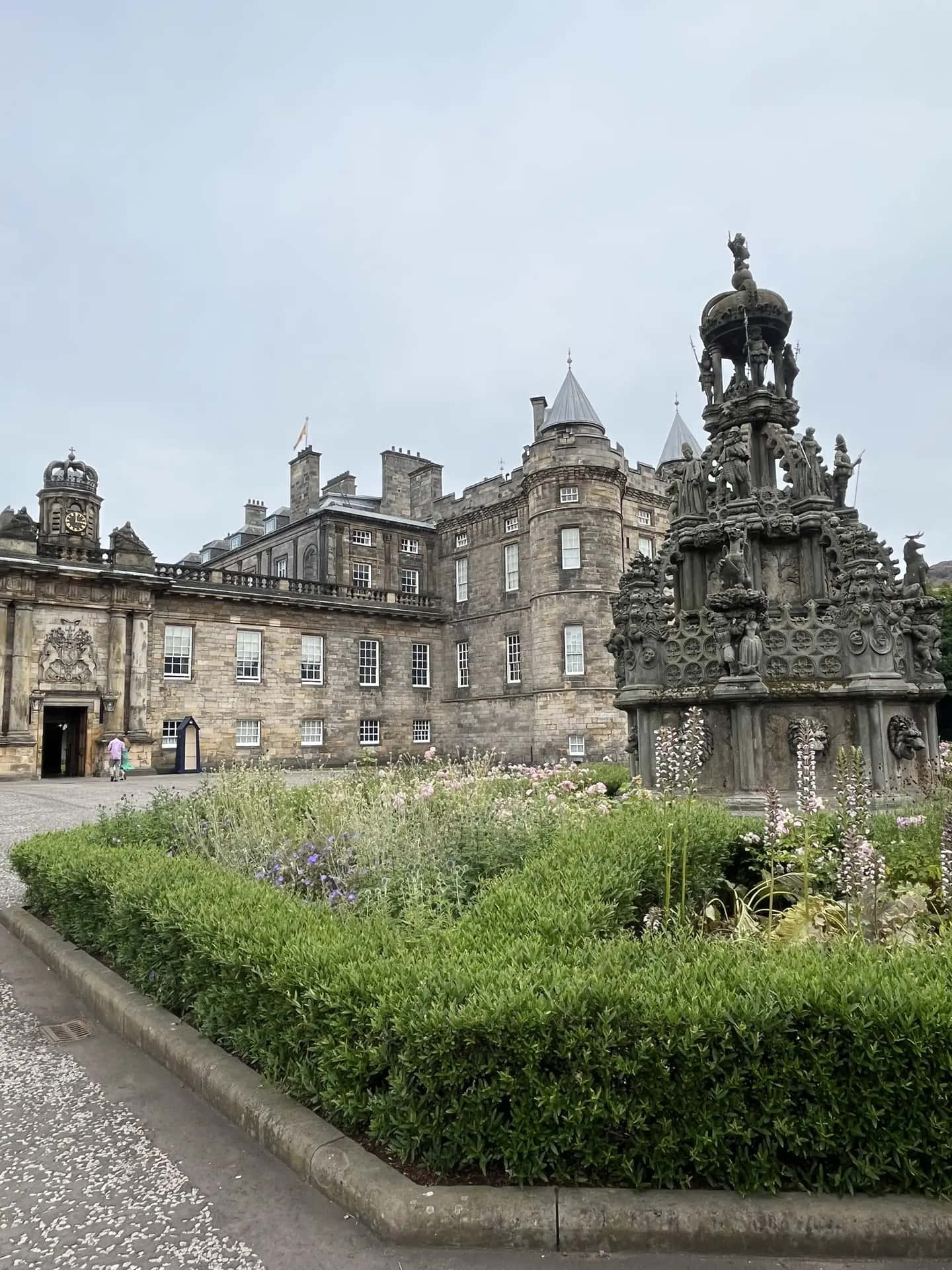 Holyrood Palaceand Fountain Edinburgh Wallpaper