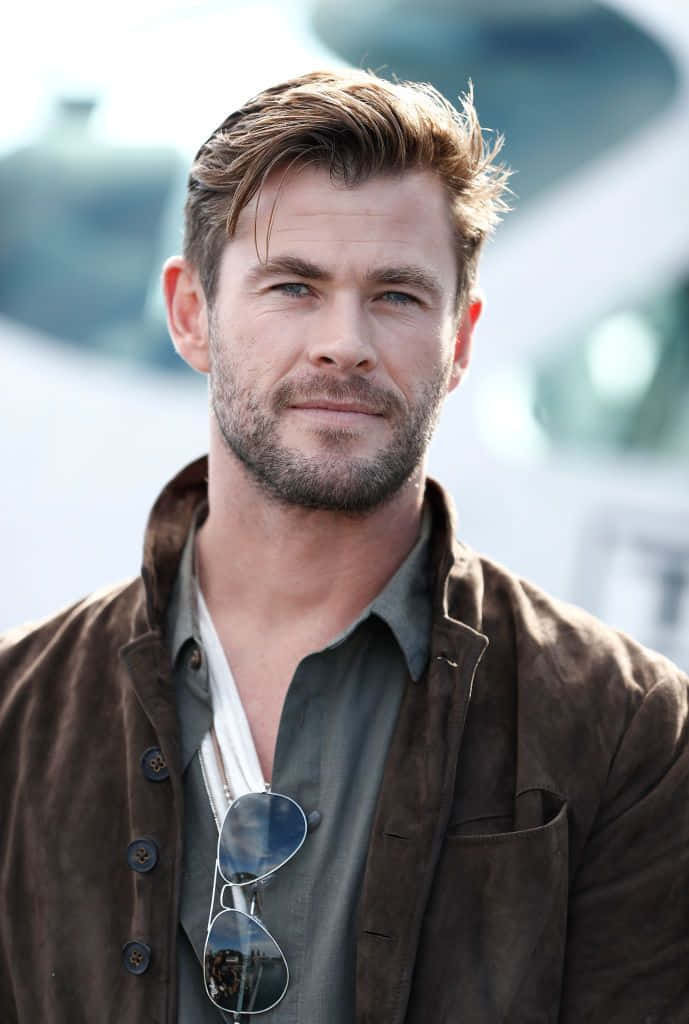 Hombres Guapos Chris Hemsworth Smiling Background