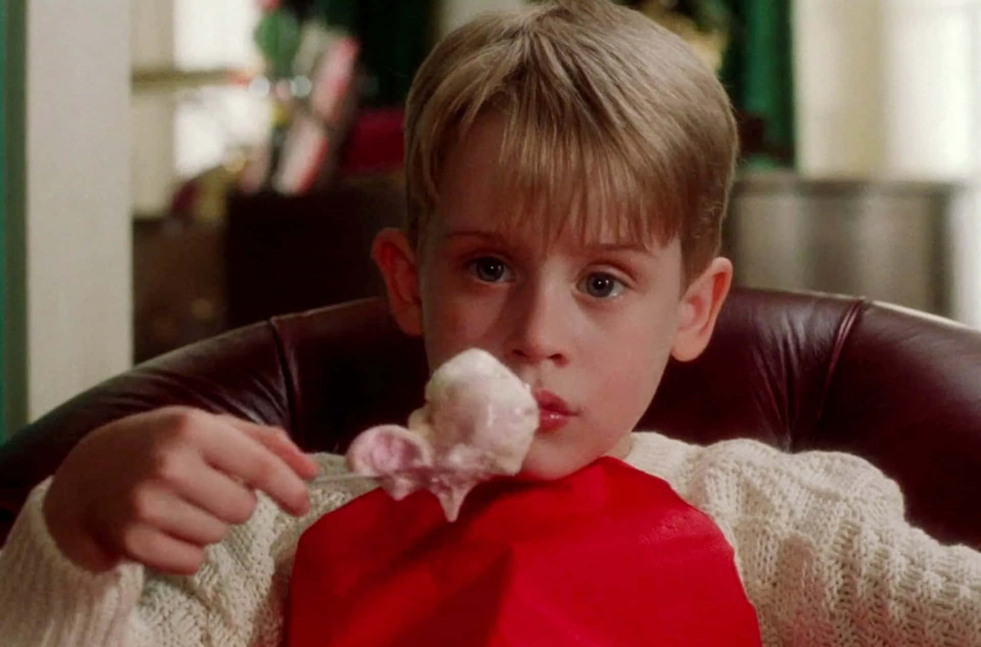 En ung dreng spiser en iskrem konemotiv.