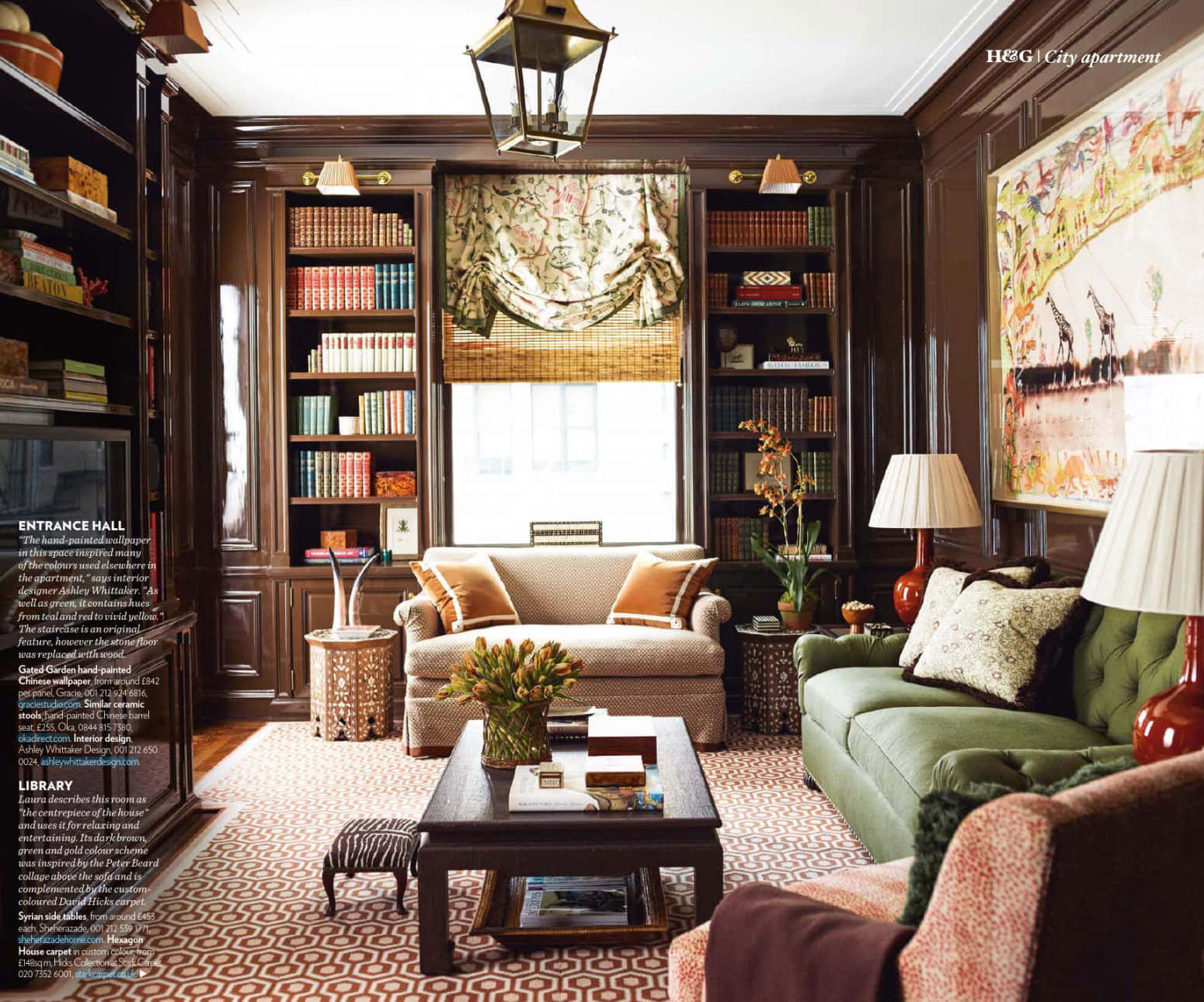 Et stue med et stort bogreol og en sofa. Wallpaper