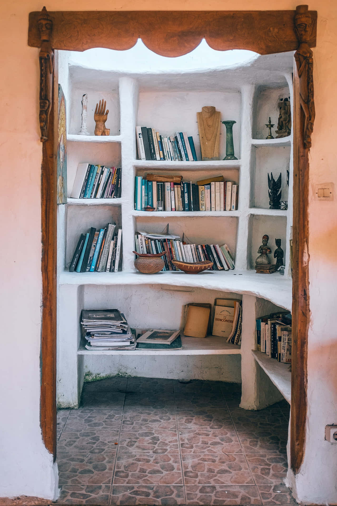 Et værelse med et bogreol og bøger Wallpaper