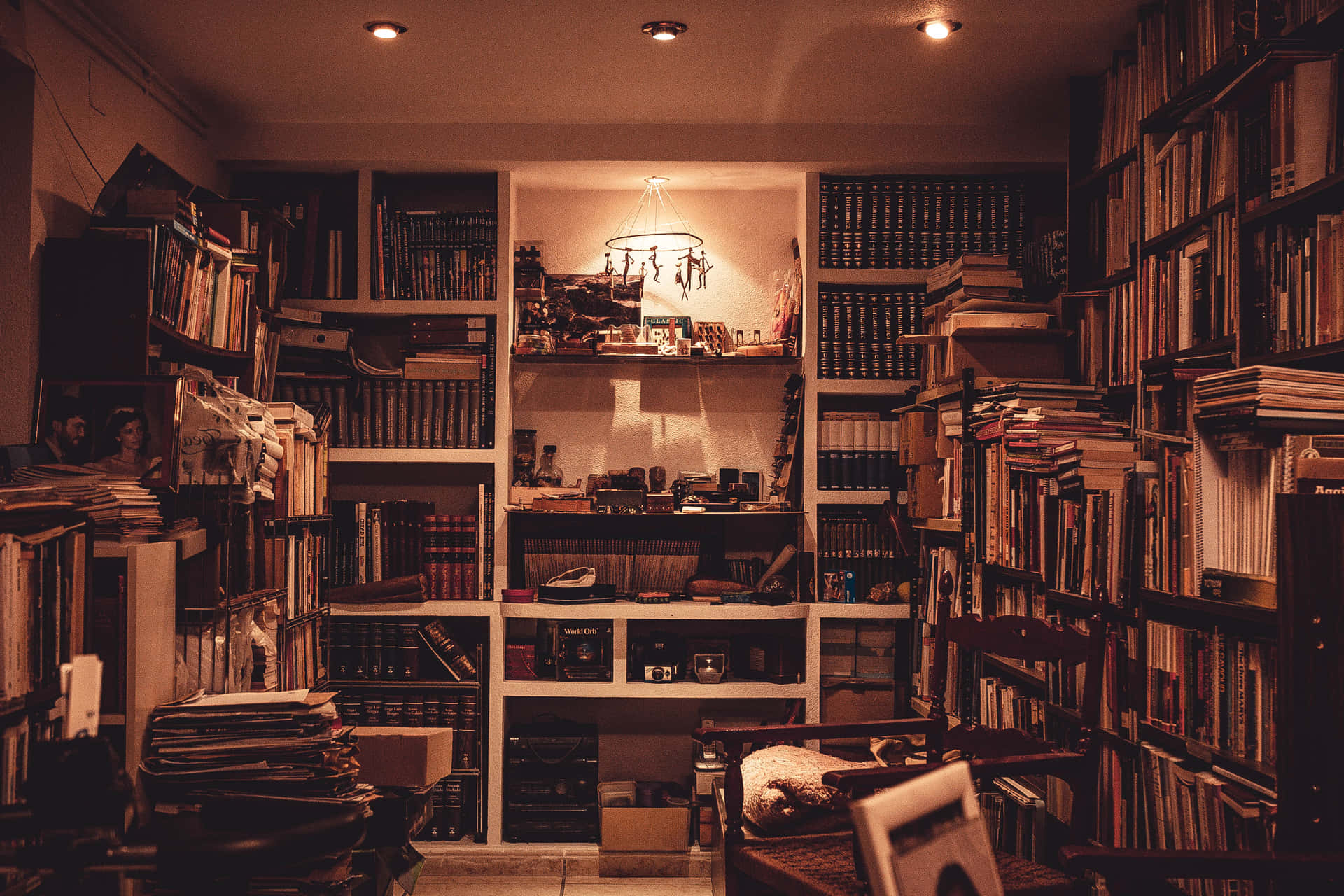 Et værelse med mange bøger på hylderne. Wallpaper