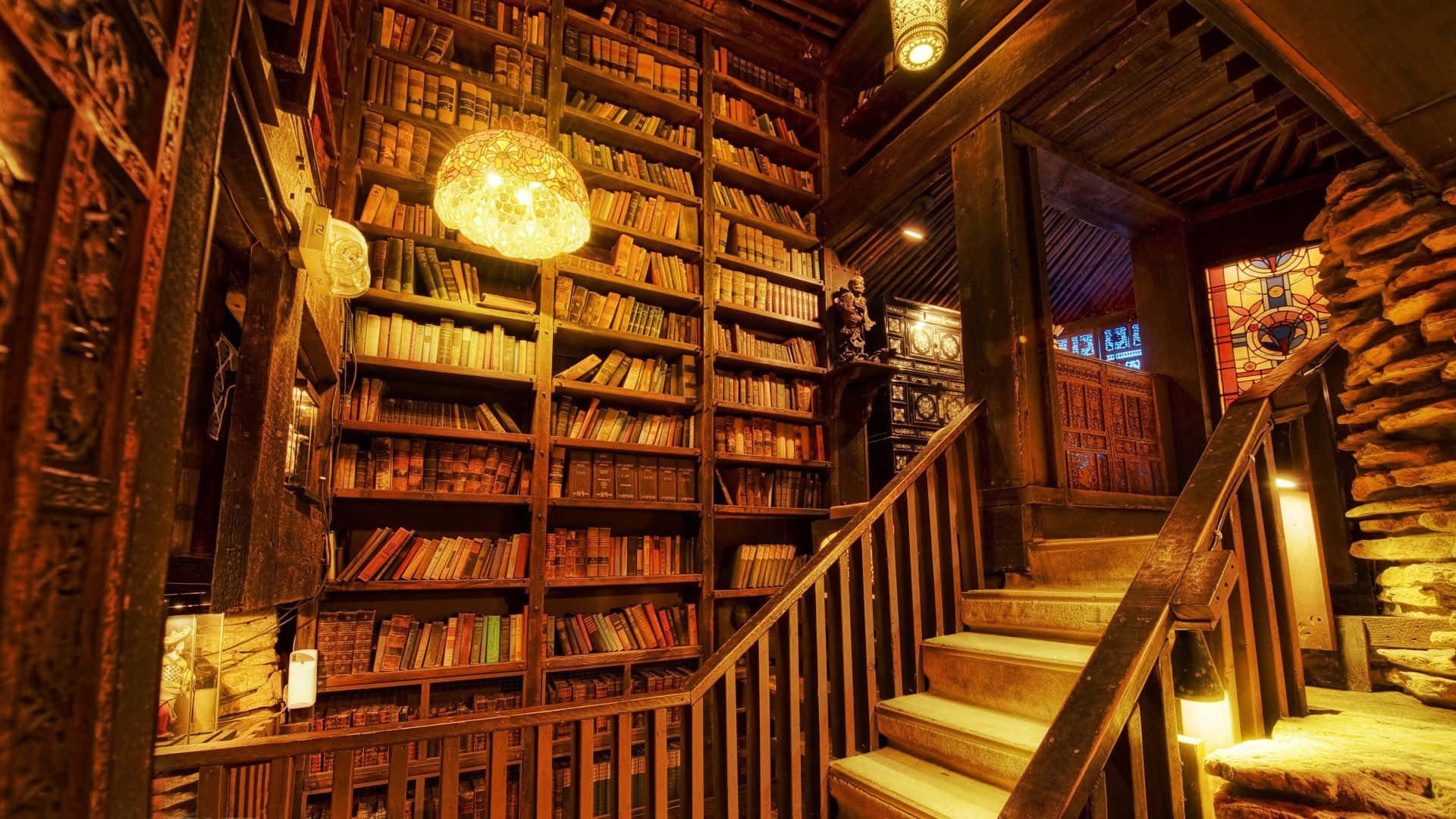 En trappe, der fører til et bibliotek med hylder fyldt med bøger Wallpaper