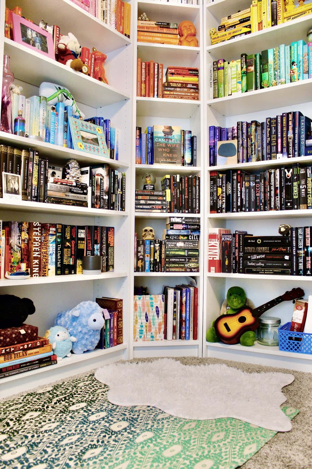 Einraum Mit Vielen Büchern Auf Regalen. Wallpaper