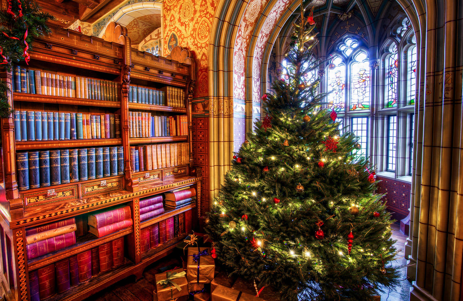 Einweihnachtsbaum In Einer Bibliothek. Wallpaper