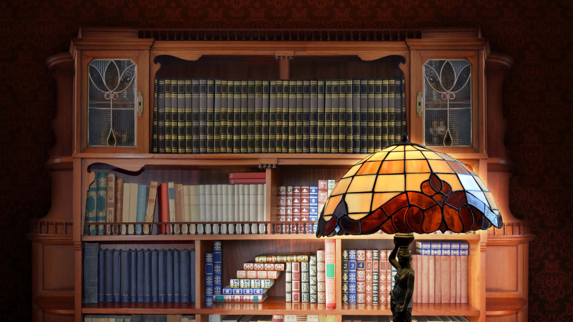 En lampe er foran et bogskab. Wallpaper
