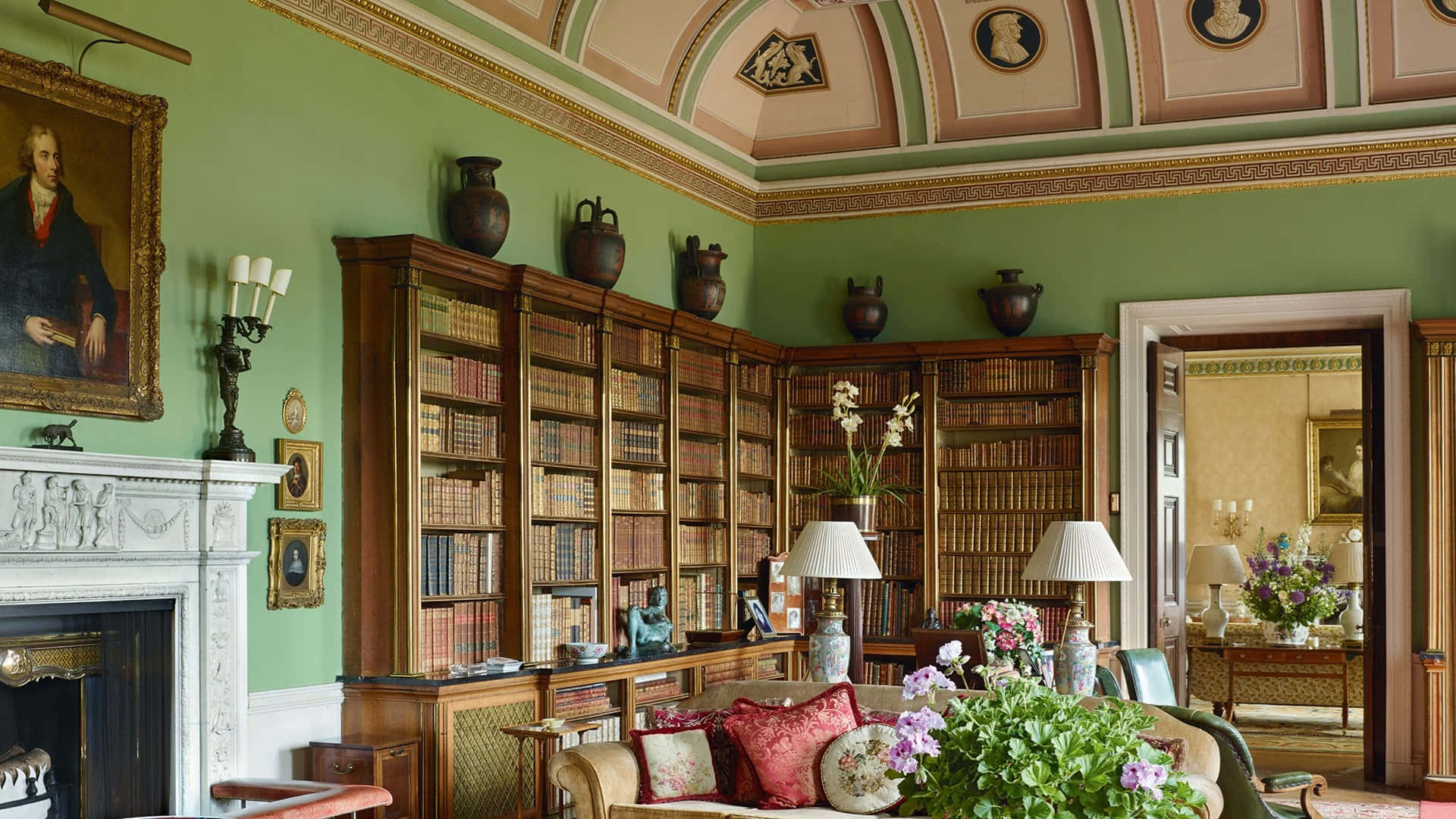 Et stue med en pejs og bogreoler Wallpaper