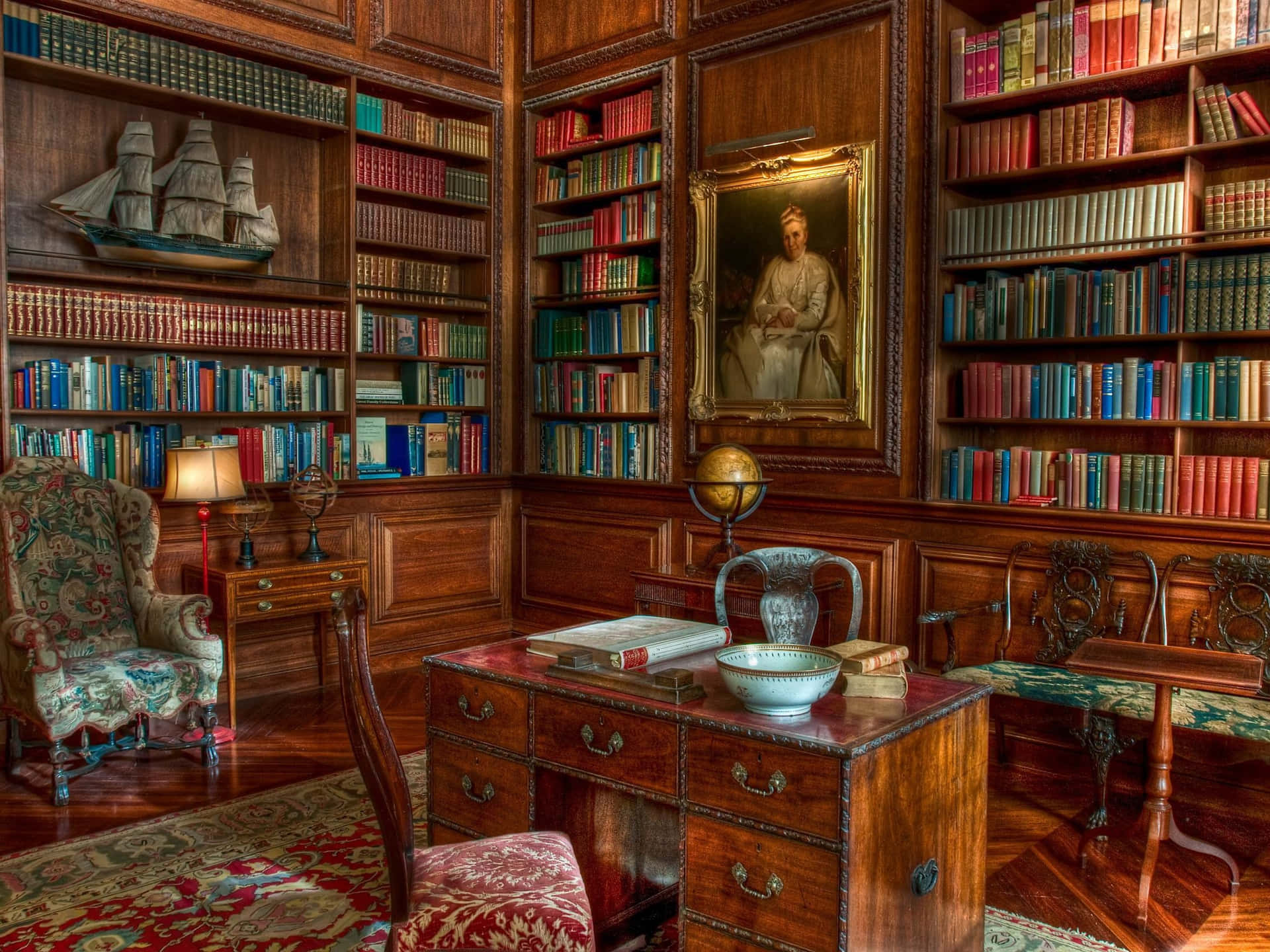 En bibliotek med et skrivebord og bogreoler Wallpaper