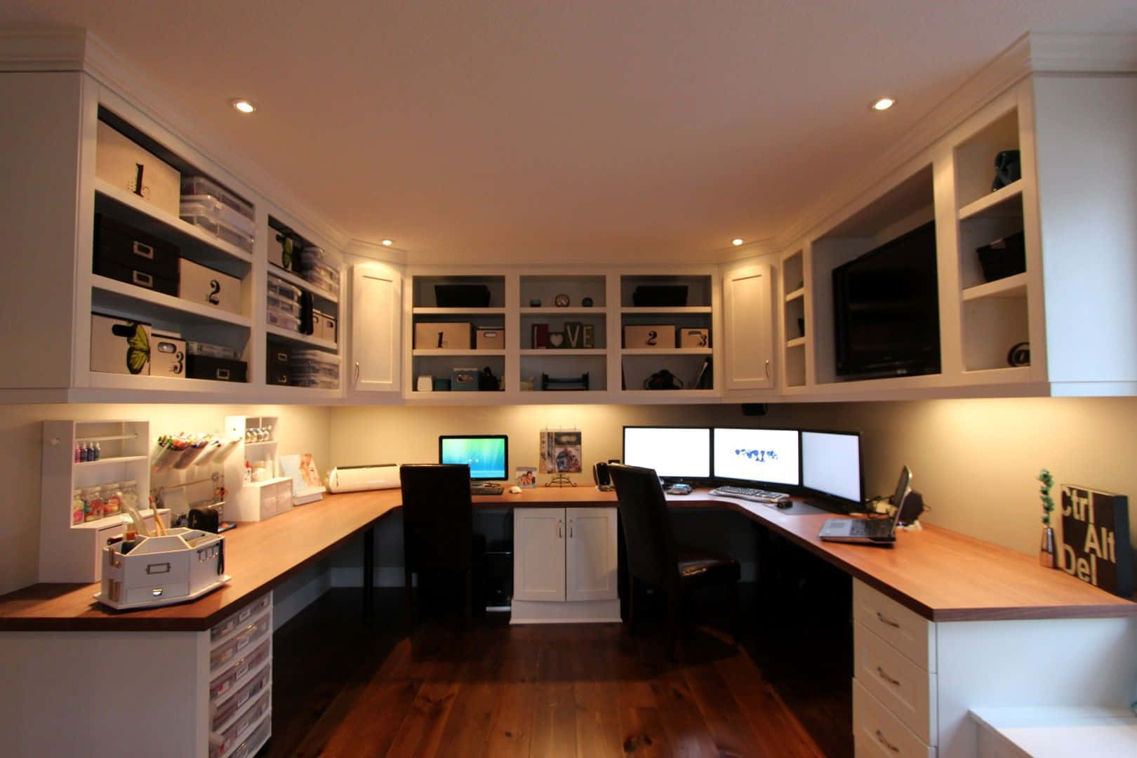 En hjemme kontor med et skrivebord og en computer. Wallpaper