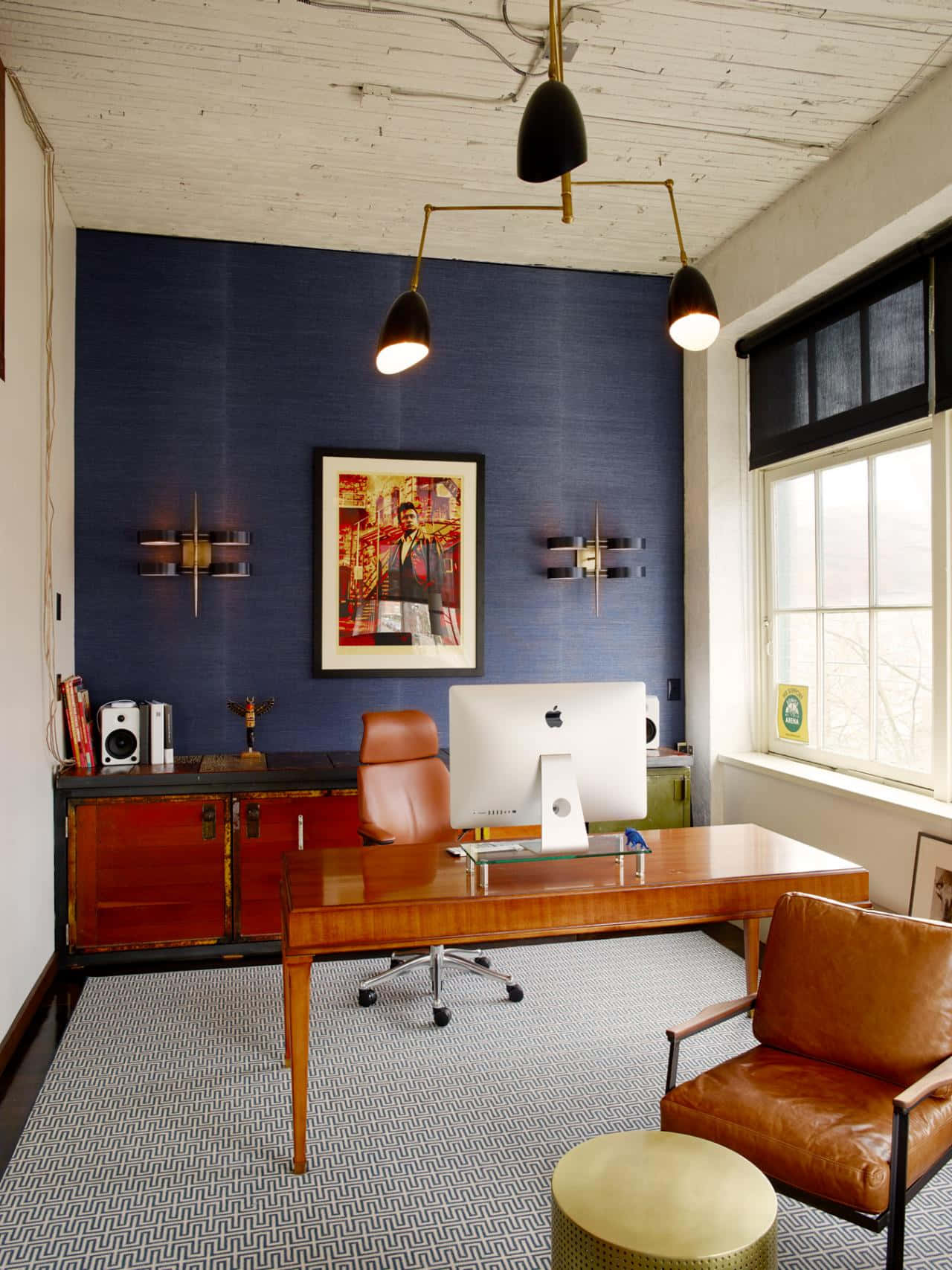En moderne kontor med blå vægge og en læderstol Wallpaper