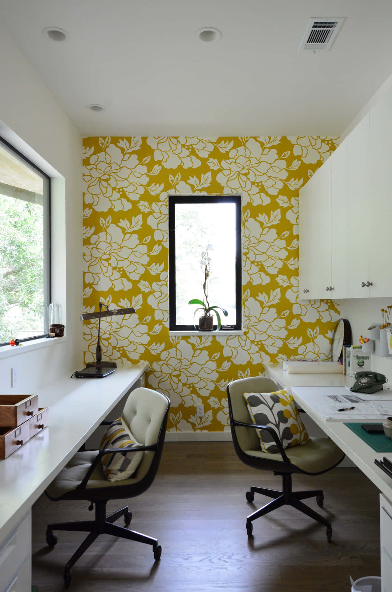 Einegelbe Und Weiße Blumentapete Wallpaper