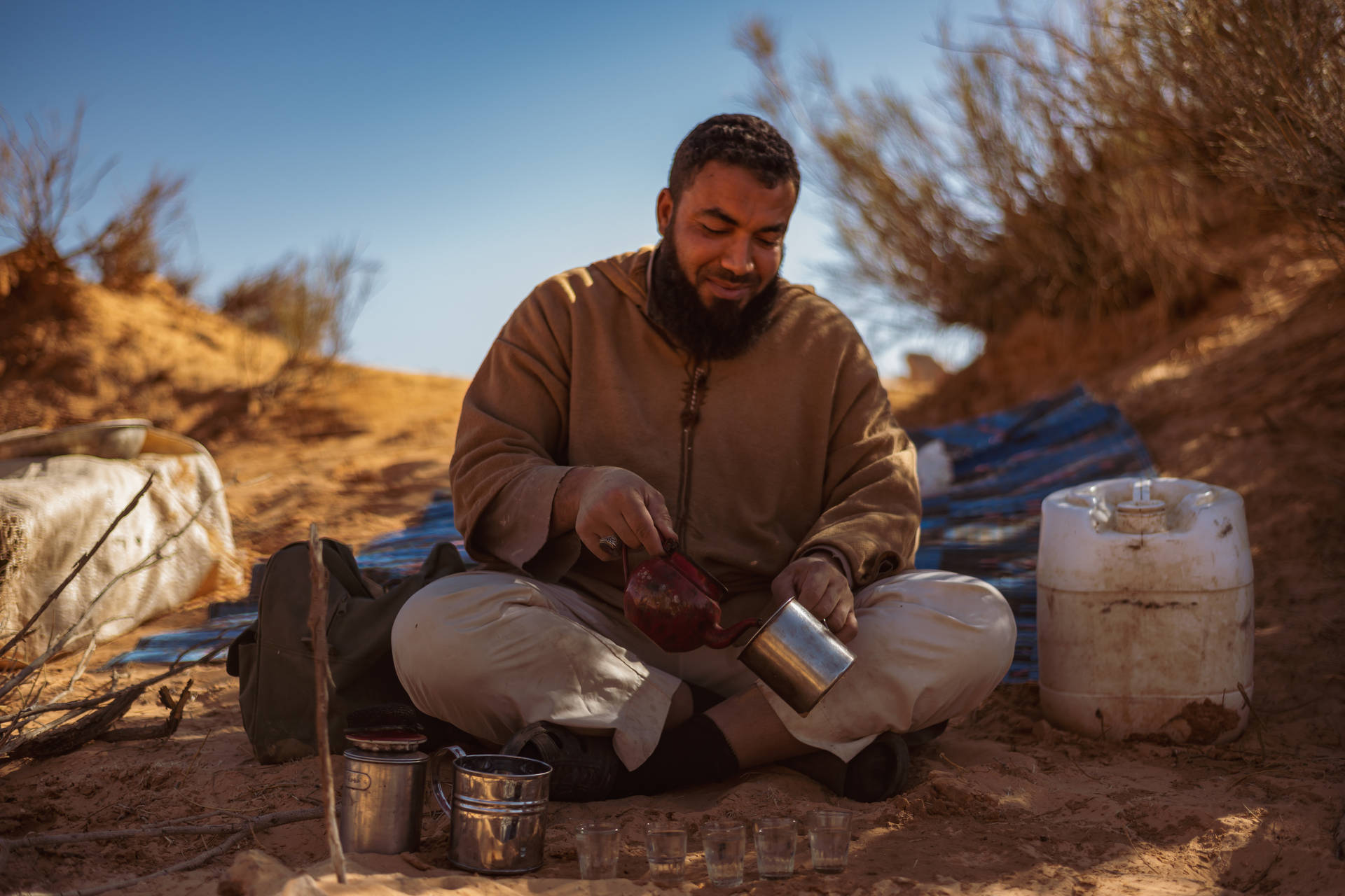 Homem Fazendo Café Na Líbia Papel de Parede