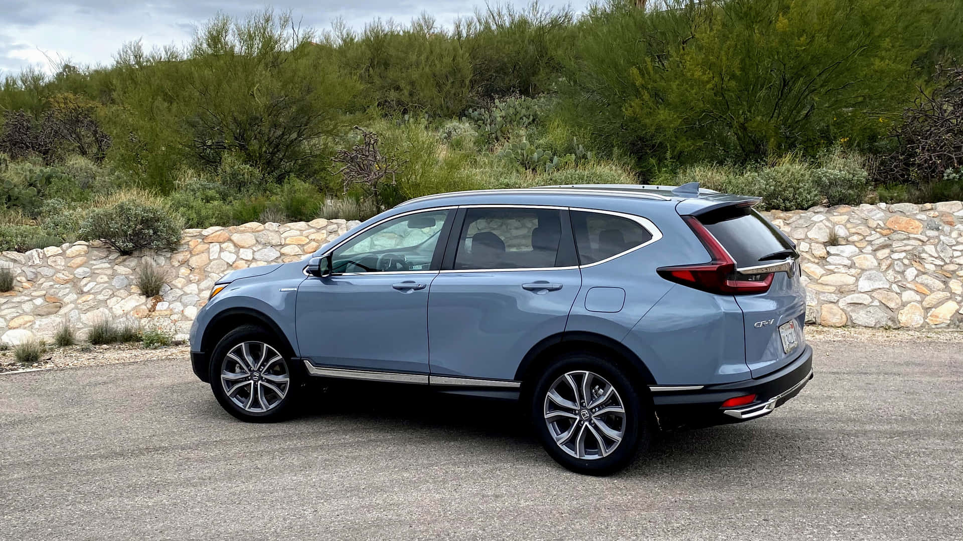 Elegantey Con Estilo Honda Cr-v En La Carretera Fondo de pantalla