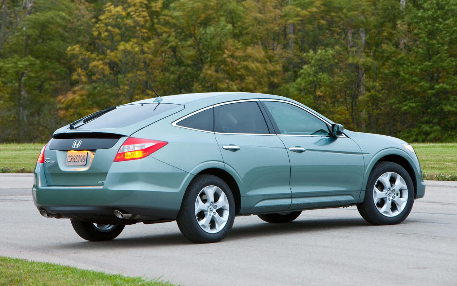 Elegantey Versátil Honda Crosstour En La Carretera Fondo de pantalla