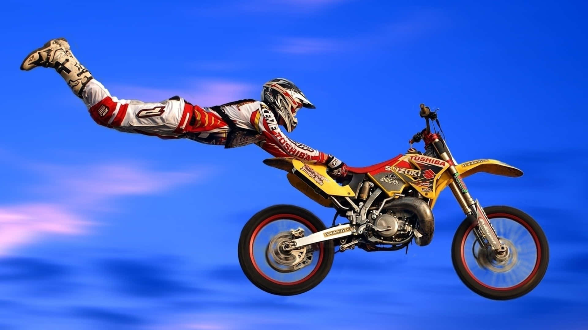 Eineperson Führt Einen Stunt Auf Einem Motocrossrad Durch Wallpaper