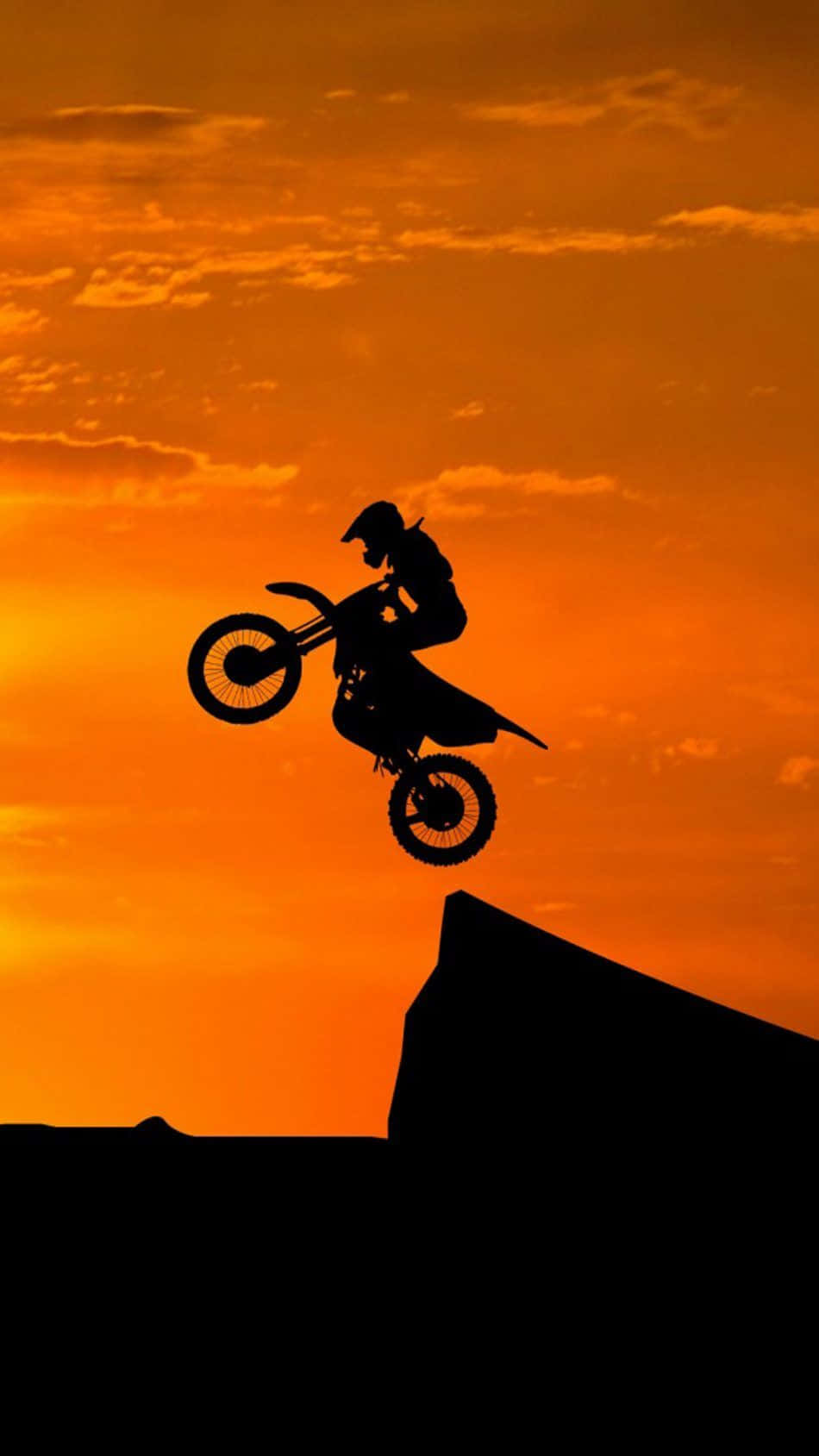 Eineperson Fährt Auf Einem Motocross-motorrad In Den Sonnenuntergang. Wallpaper