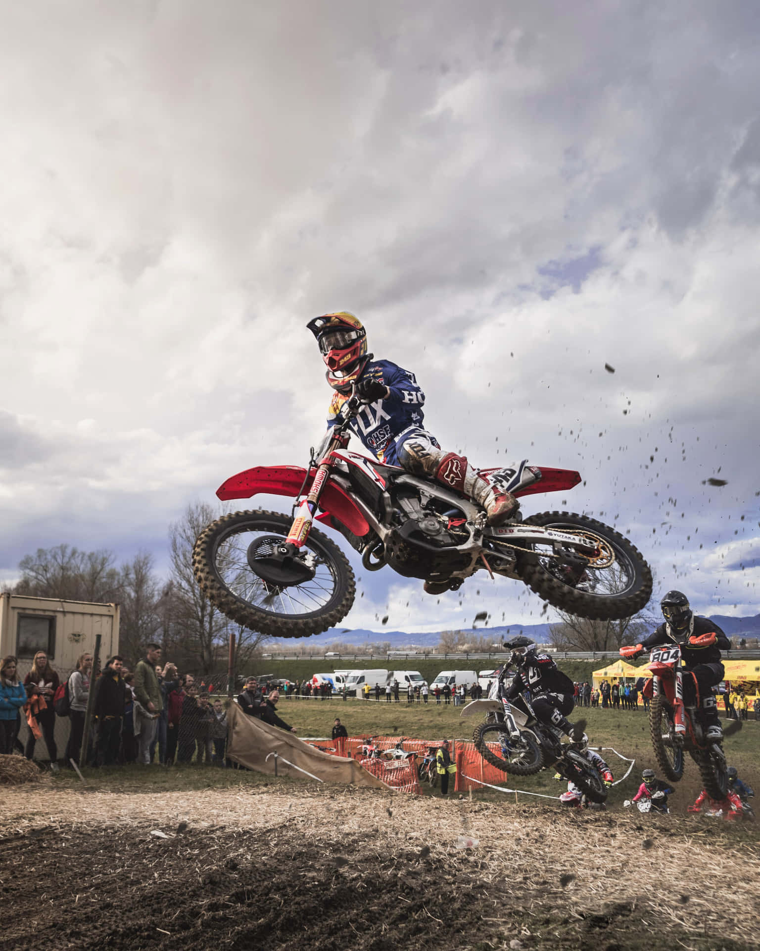 Unapersona Montando Una Moto De Motocross En El Aire Fondo de pantalla