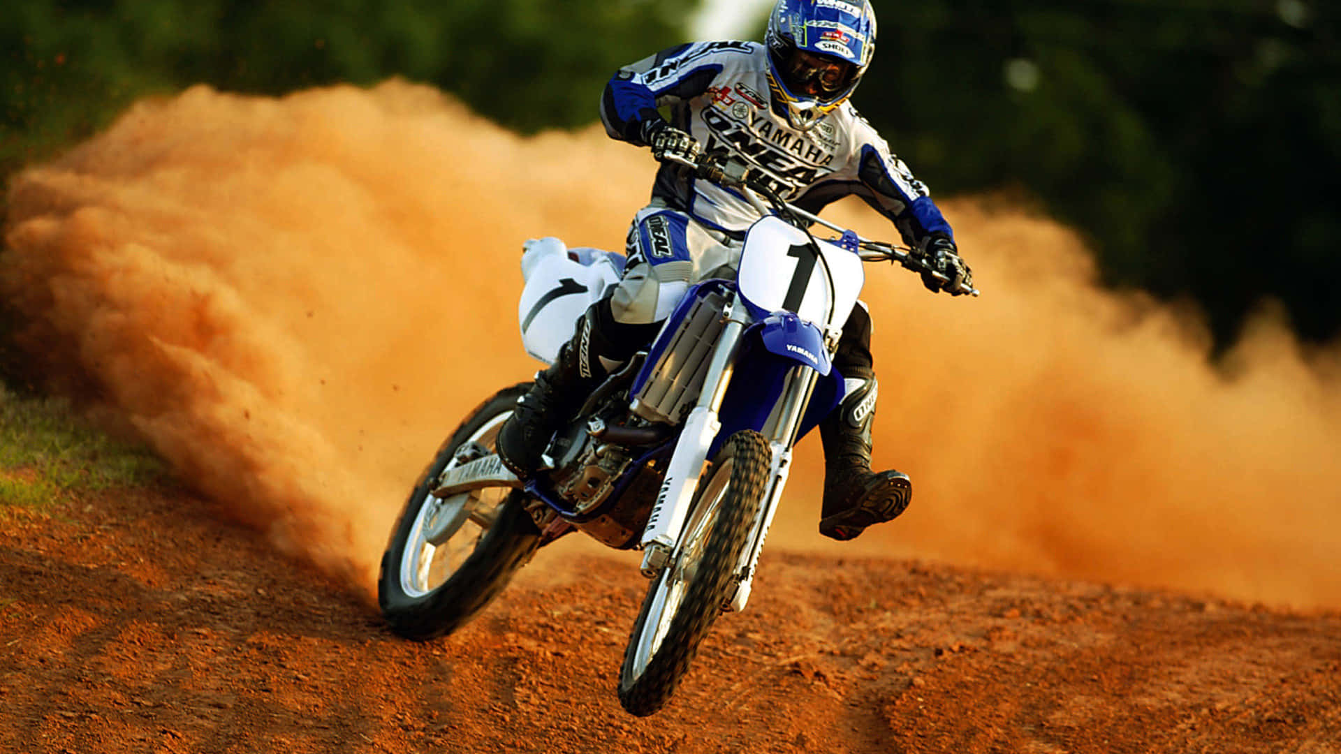 Eineperson Auf Einem Motocross-motorrad Fahrend. Wallpaper