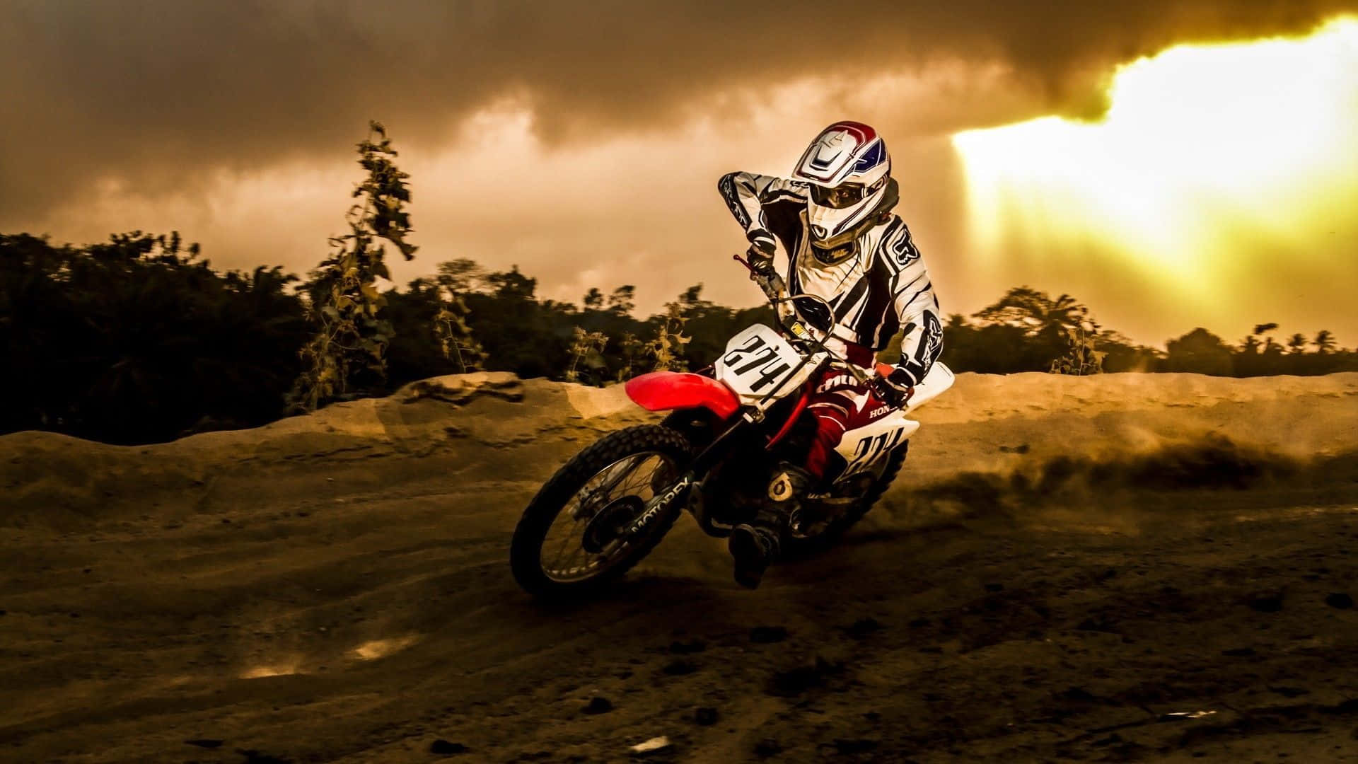 Erlebeabenteuer Mit Einem Honda Motocross-motorrad Wallpaper
