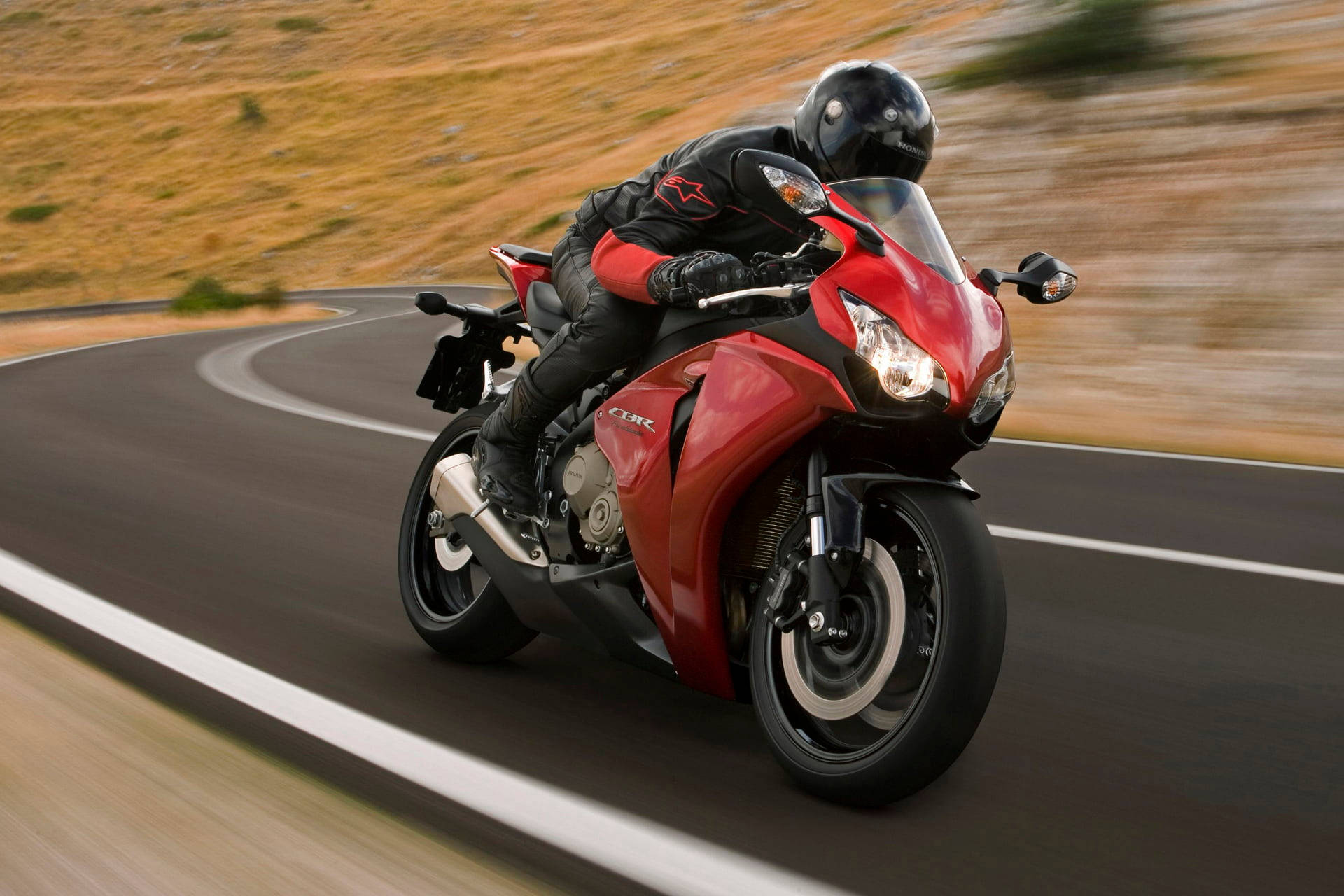 Hondafireblade Moto Roja En Acción Fondo de pantalla