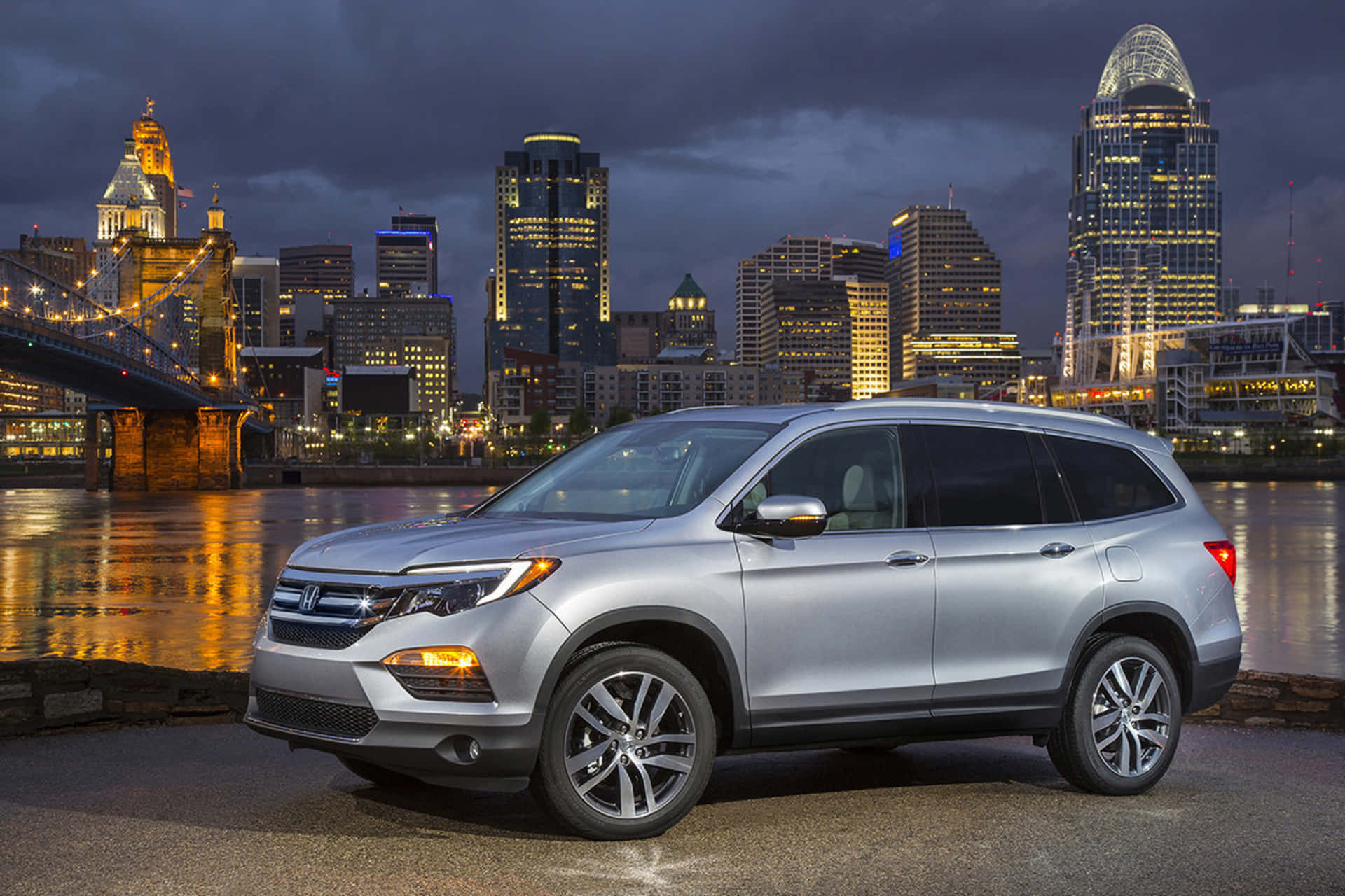 The 2018 Honda Pilot Is Parked In Front Of A City Skyline