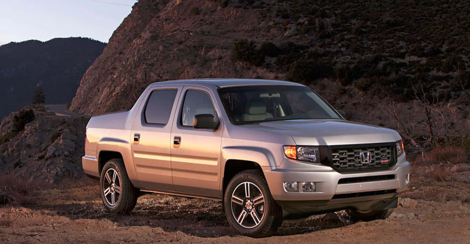 Sofisticaday Resistente Honda Ridgeline En Un Tranquilo Entorno Al Aire Libre. Fondo de pantalla